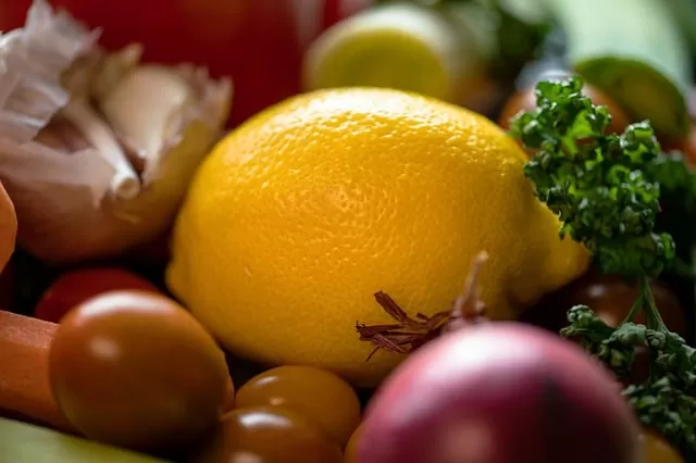 Smak lata: przepisy na sezonowe owoce i warzywa